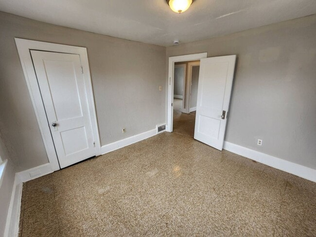 Building Photo - Charming 4-Bedroom Property in Prime Location (SECTION 8 VOUCHERS ACCEPTED)