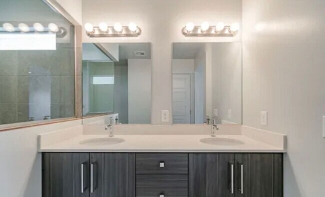 Building Photo - Dog-Friendly 4 Bedroom 2.5 Bath in Desert ...