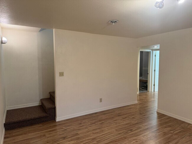 Building Photo - 201 Grandview Way
