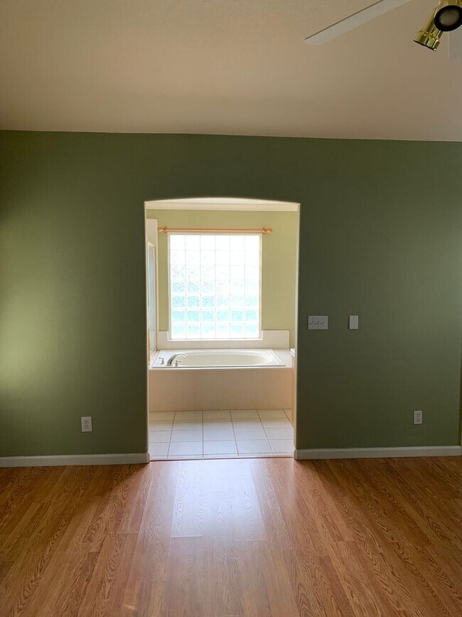 Building Photo - 3 Bedroom 2 Bath