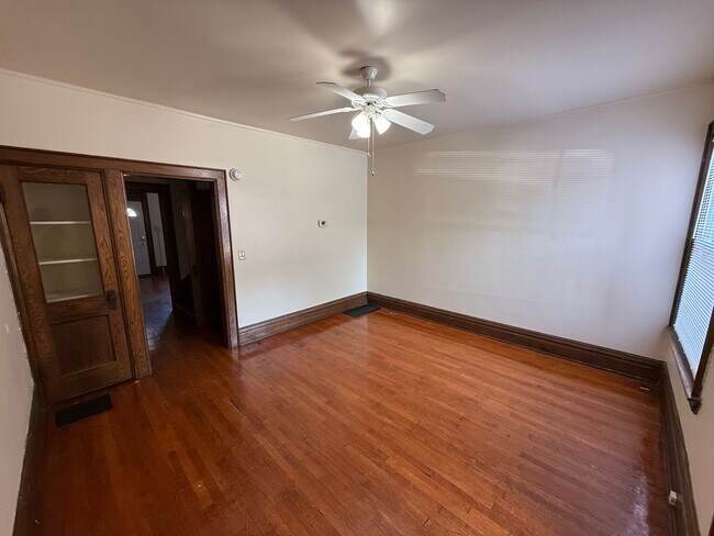 Building Photo - 2112-2120 Indianola Ave.