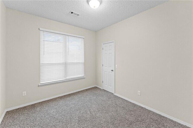 Building Photo - 1552 S Tally Ho Dr