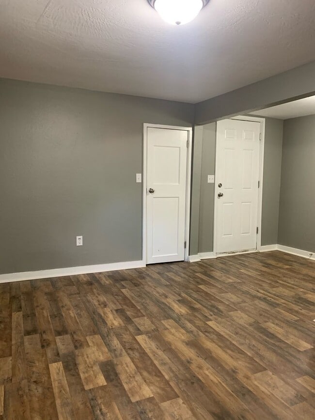 Building Photo - Updated 2 bed/1 bath, 800 sqft home!