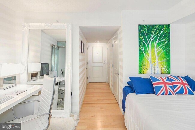 Building Photo - Available Now! Logan Circle! High End, 2 B...