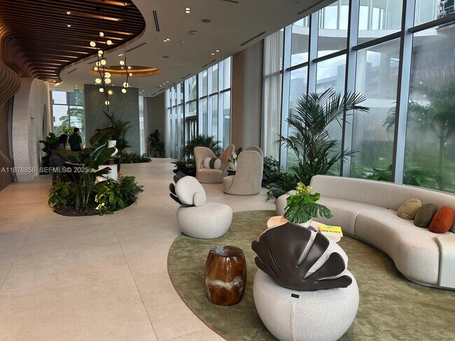 Building Photo - 700 NE 24th St