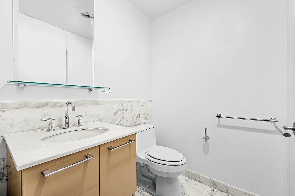 Building Photo - 49 E 34th St