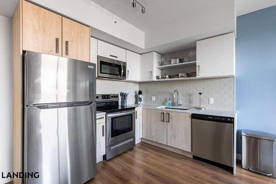 Building Photo - 200 NE 1st Ave