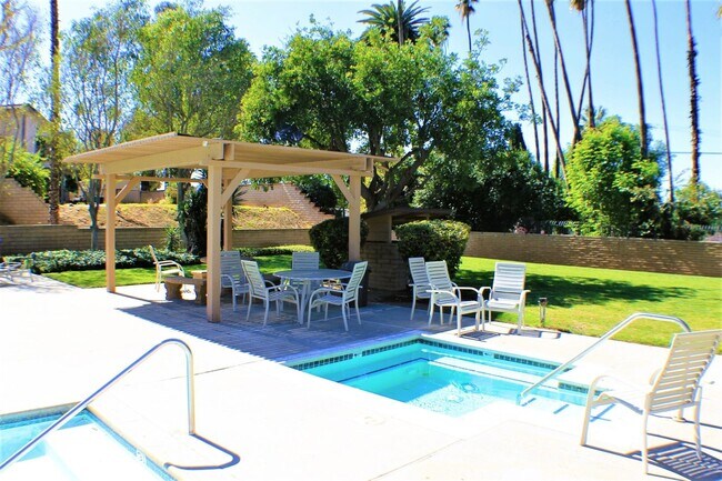 Building Photo - Stunning 3 bed, 2 bath Townhome for Rent.