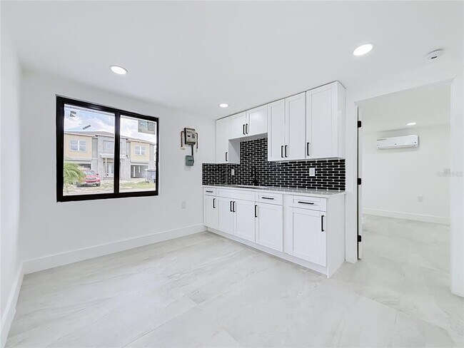 Building Photo - 2472 Tradewinds Dr