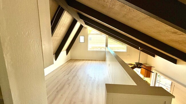 Building Photo - AVAILABLE NOW! 2 BED/1 BATH TOWNHOME W/ LO...