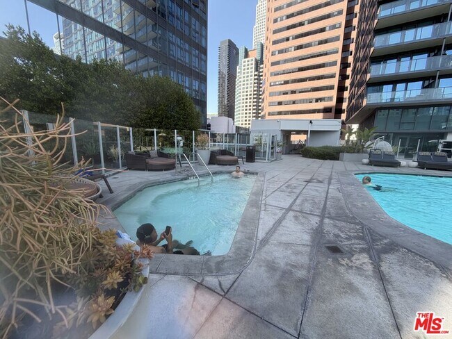 Building Photo - 901 Flower St