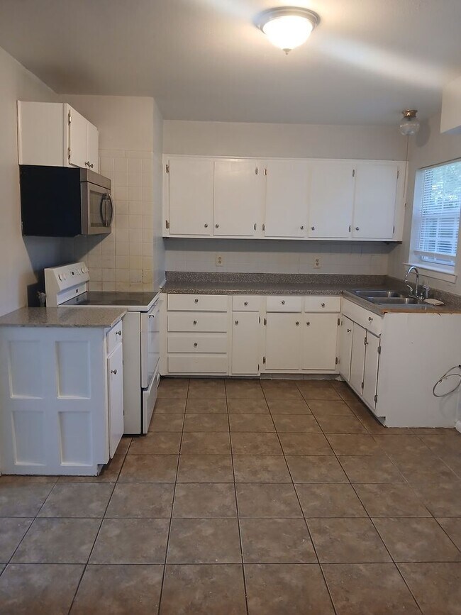 Building Photo - 4 Bedrooms and 1 Bath Near Hwy 75 and Fore...