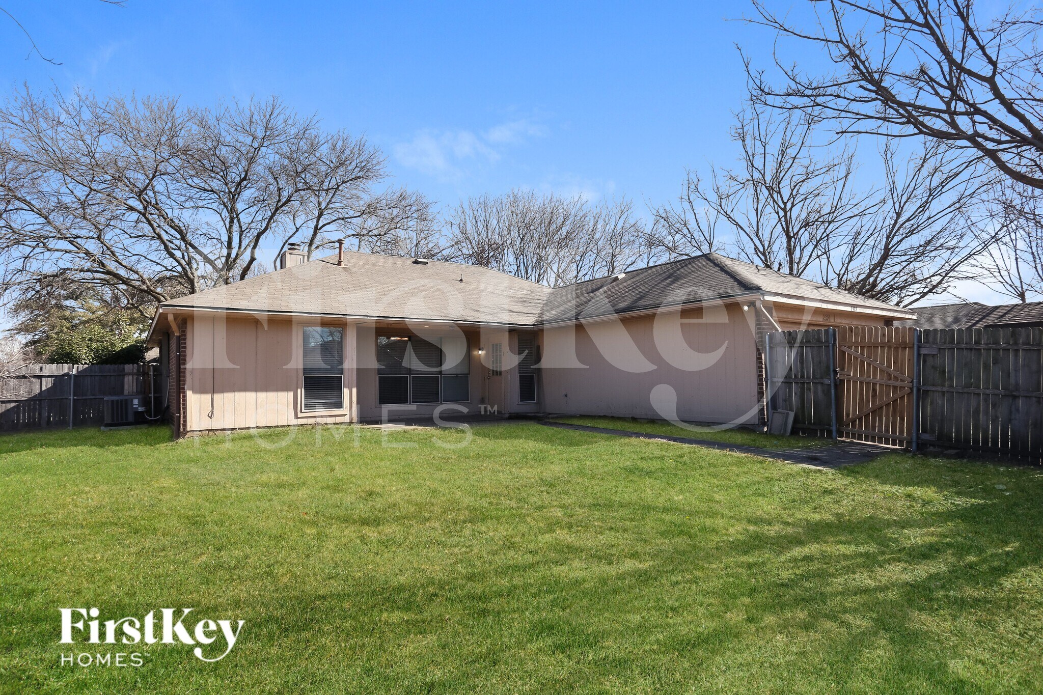 Building Photo - 2321 Lakeshore Ln