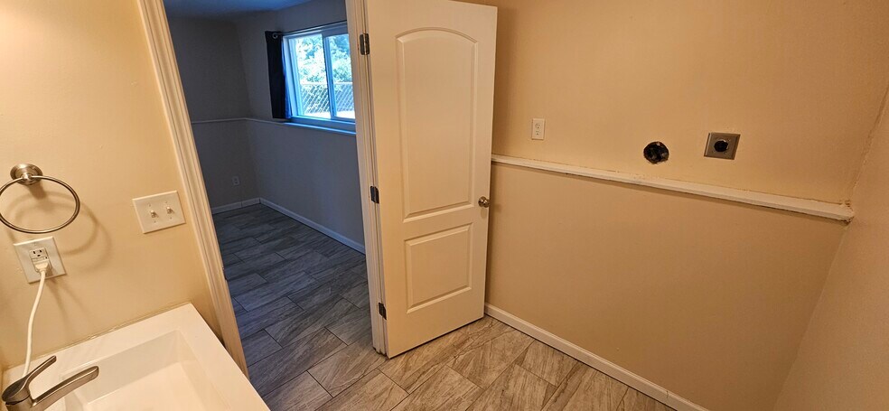 Building Photo - 6518 Birchview Dr N