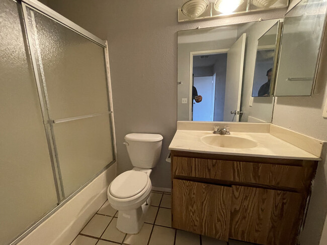 Building Photo - Well Maintained Condo in La Cresenta