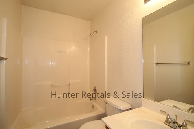 Building Photo - Heights Duplex!