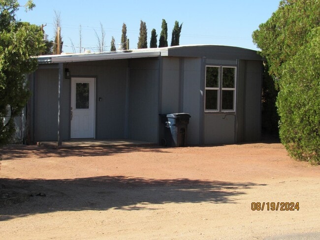 Building Photo - Cozy 2 Bedroom