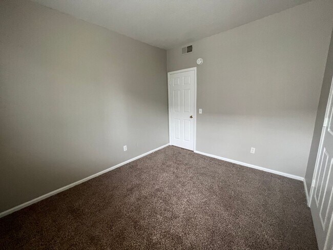 Building Photo - 1 Bed 1.5 Bath Townhome in Aurora!