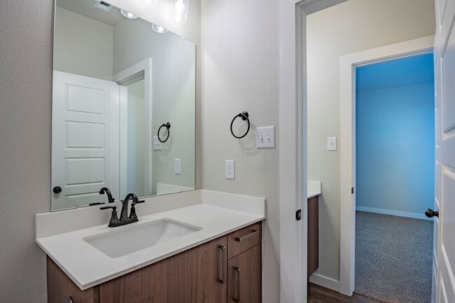 Building Photo - AVAILABLE NOW! GORGEOUS 2 BEDROOM FOUR PLE...