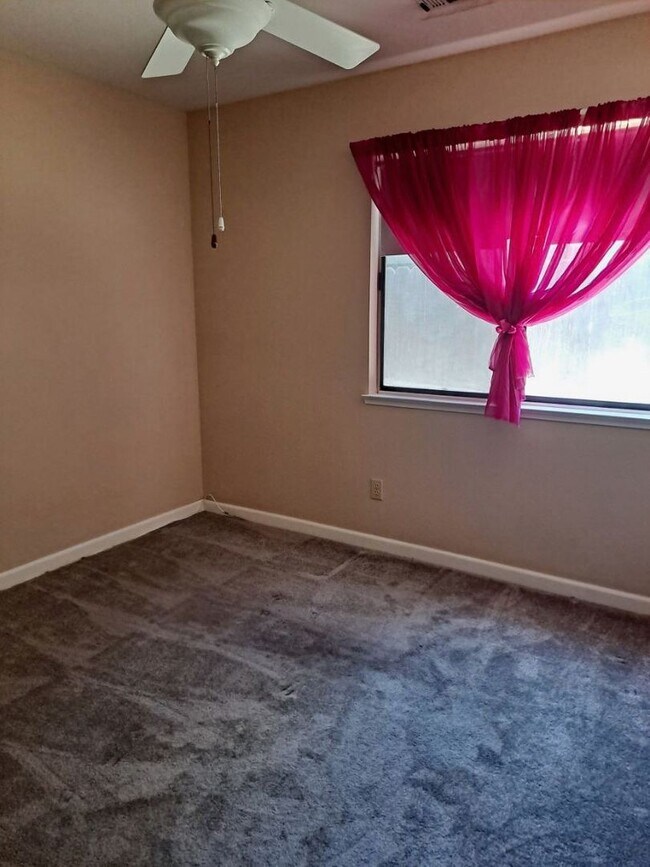 Building Photo - Charming 3 Bedroom, 2 Bath Home in a Prime Neighborhood!