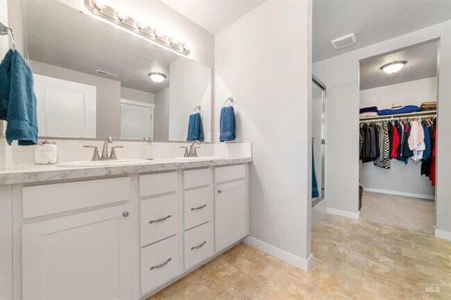 Building Photo - Beautiful Home Close to Shopping!
