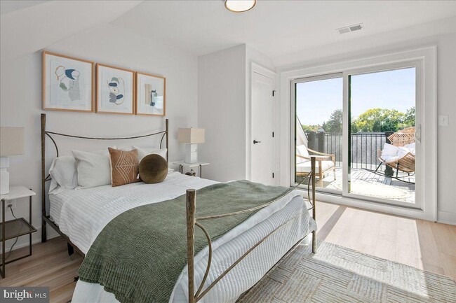 Building Photo - 909 N Irving St