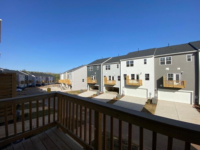 Building Photo - 702 Gimari Dr