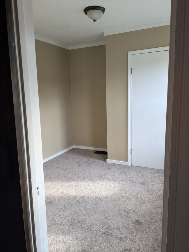 Building Photo - 2 bedroom, 1 bath Single Family House in Beaver Falls