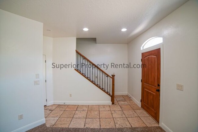 Building Photo - 3 bed, 2.5 bath town house