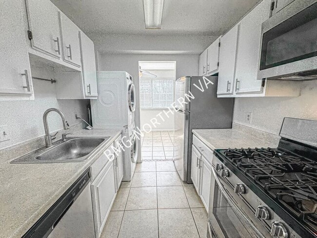 Building Photo - 1523 Colonial Dr