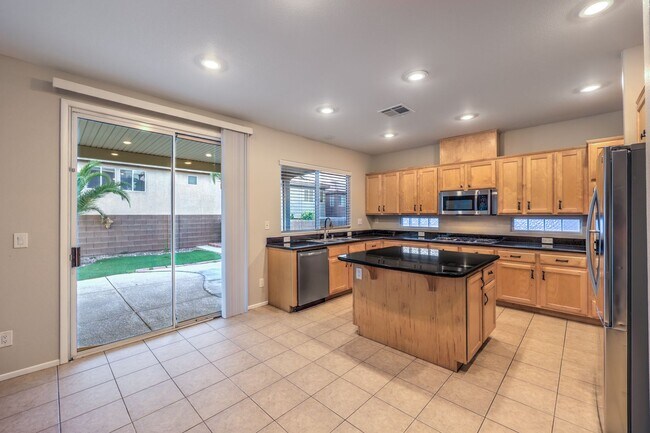 Building Photo - Gorgeous 6Bed/5Bath/4Car, 2-Story Home located in the Mountains Edge