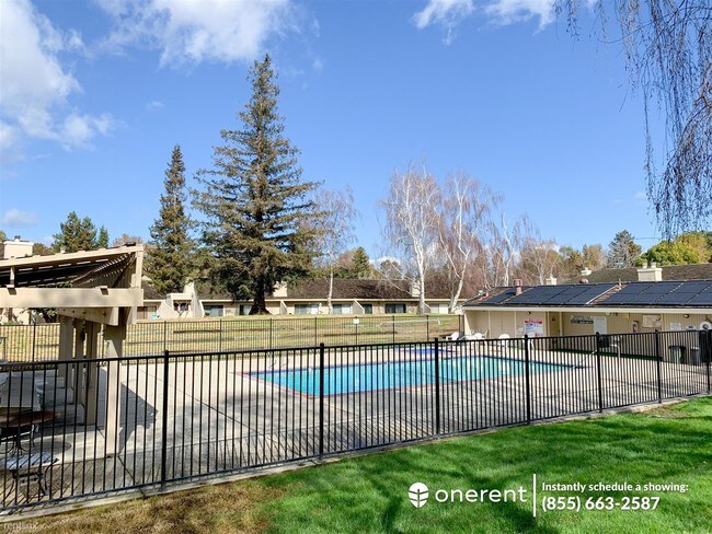 Building Photo - 3 br, 2 bath Condo - 2490 Golf Links Cir -
