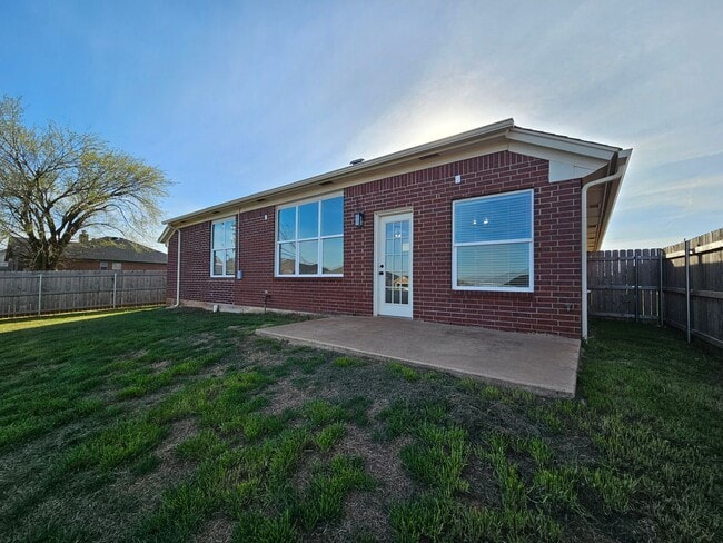 Building Photo - (3) Bed/(2) Bath East Norman Avail NOW!