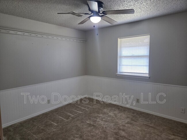 Building Photo - 904 E Hills Dr