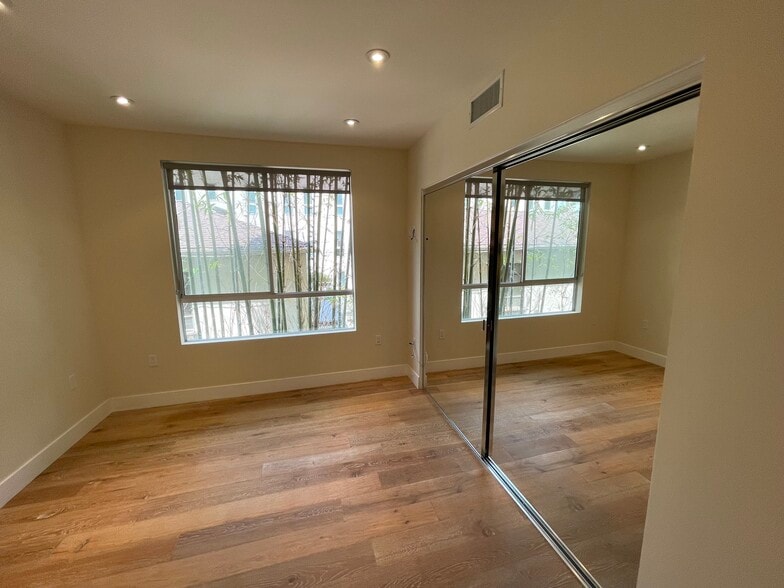 Building Photo - 1666 Greenfield Ave