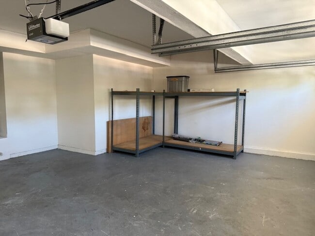 Building Photo - ****1/2 month off rent*****Spacious Home i...