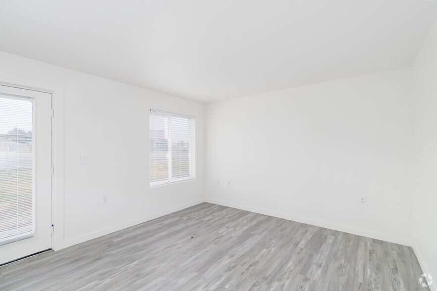 3BR, 2BA - 1036SF - Living Room - NORTHWOOD MANOR APTS