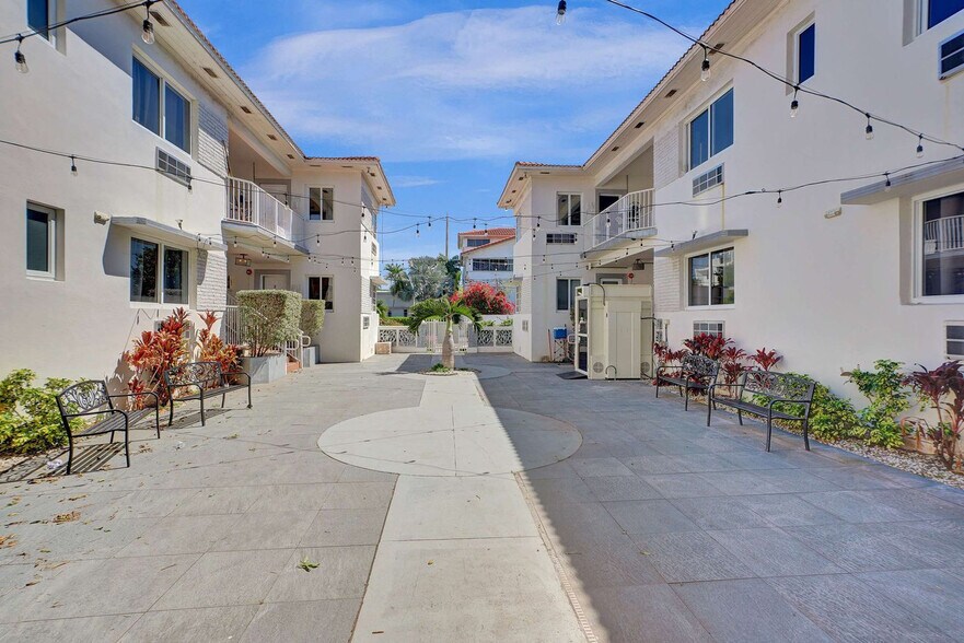 Building Photo - 8118 Harding Ave