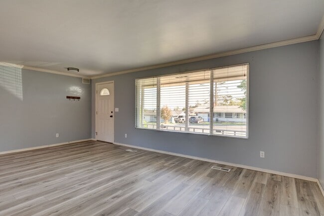 Building Photo - 3 Bedroom 2 Bath Single Story Home - Fenced Backyard