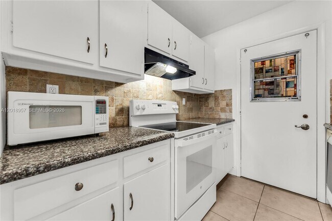 Building Photo - 525 Coral Wy
