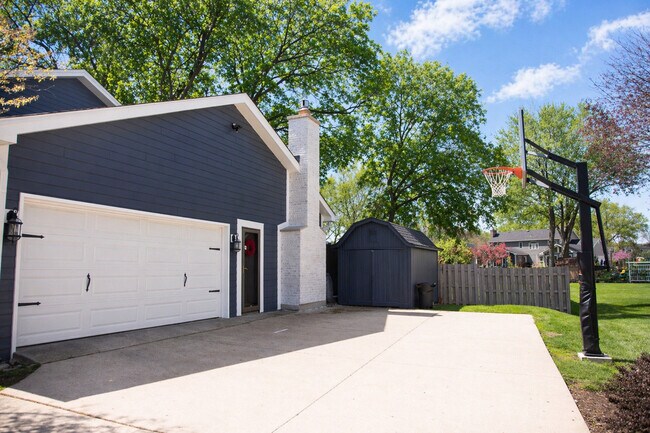 Building Photo - 2S316 Arrowhead Dr