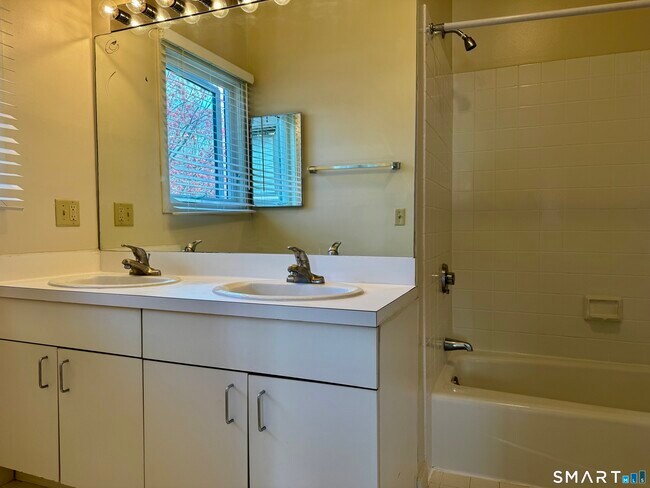 Building Photo - 112 Montoya Dr