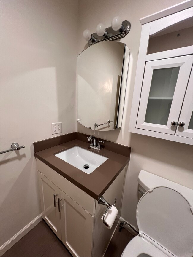 Second bathroom (off 2nd bedroom) - 615 N Flores St