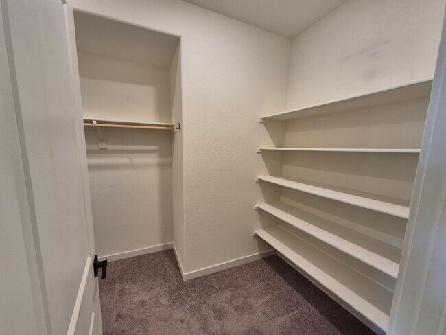 Building Photo - Gorgeous 4 Bedroom 3.5 bath with loft