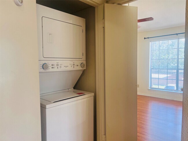 Building Photo - 2121 El Paseo St