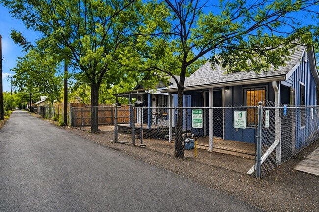 Building Photo - Cozy 1-Bedroom Home