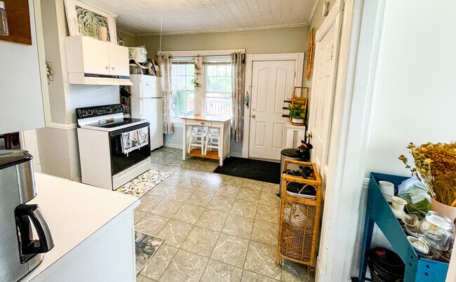 Kitchen - 415 Highland St