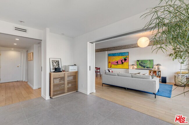 Building Photo - 7135 Hollywood Blvd