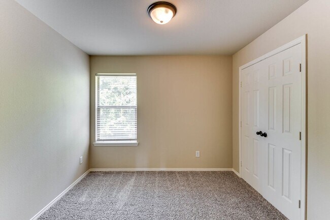Building Photo - NICE 3 BEDROOM 2.5 BATH TOWNHOUSE LOCATED ...