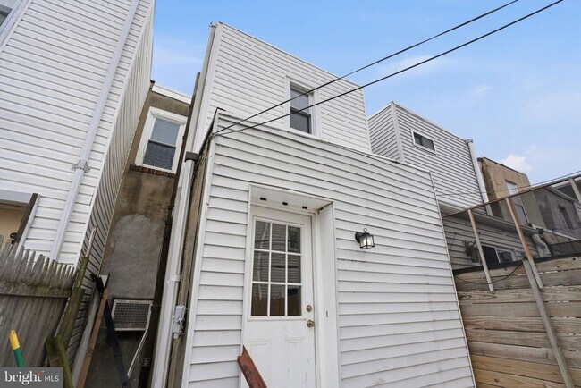 Building Photo - 411 Tree St